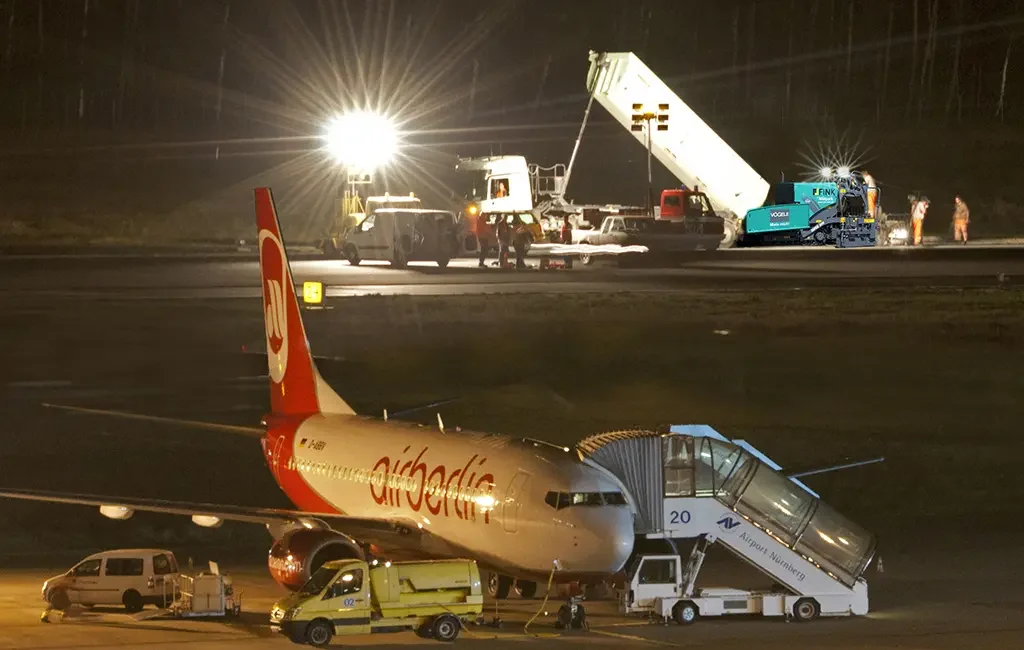referenz-flughafen-nuernberg-asphaltfertiger-nacht