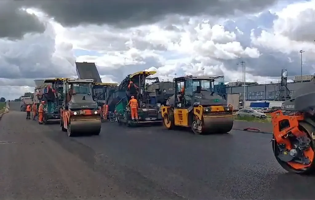 referenz-heiss-auf-heiss-asphaltkolonne-walzen