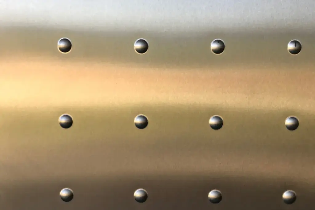 Gelochtes Bauteil aus Konstruktionsstahl